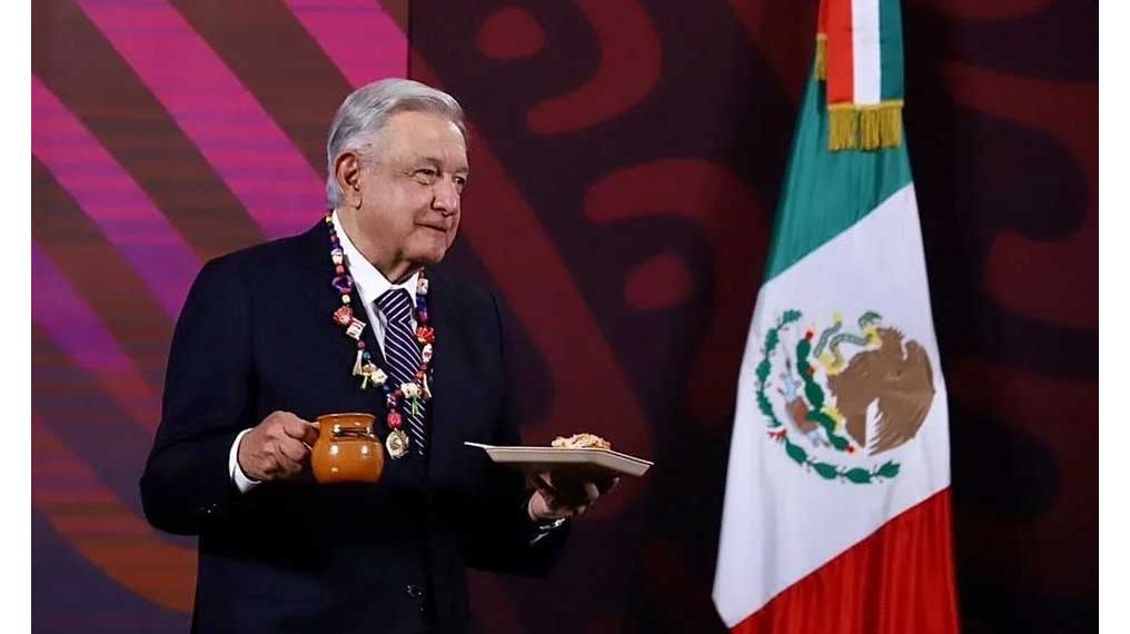 Festeja AMLO la Candelaria con zacahuil
