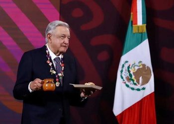 Festeja AMLO la Candelaria con zacahuil