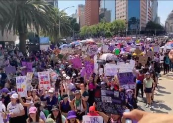 Marchan mujeres por el 8M