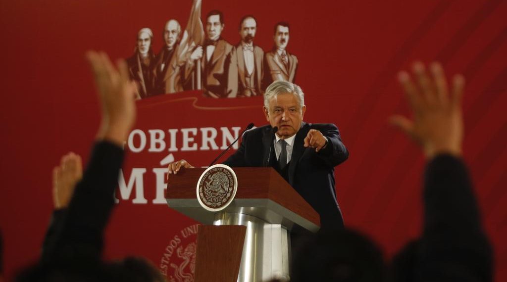 Filtran datos de más de 300 periodistas acreditados a mañaneras de AMLO
