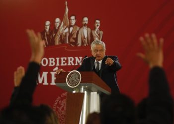 Filtran datos de más de 300 periodistas acreditados a mañaneras de AMLO