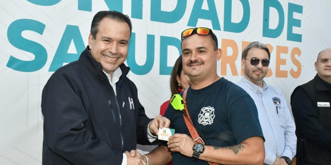 Inaugura Toño Astiazarán clínica para policías y bomberos y sus hijos en Miguel Alemán