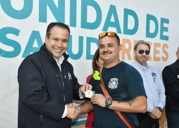 Inaugura Toño Astiazarán clínica para policías y bomberos y sus hijos en Miguel Alemán