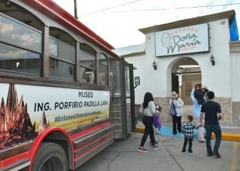 Disfrutan residentes y visitantes del Trolebús Turístico de Hermosillo