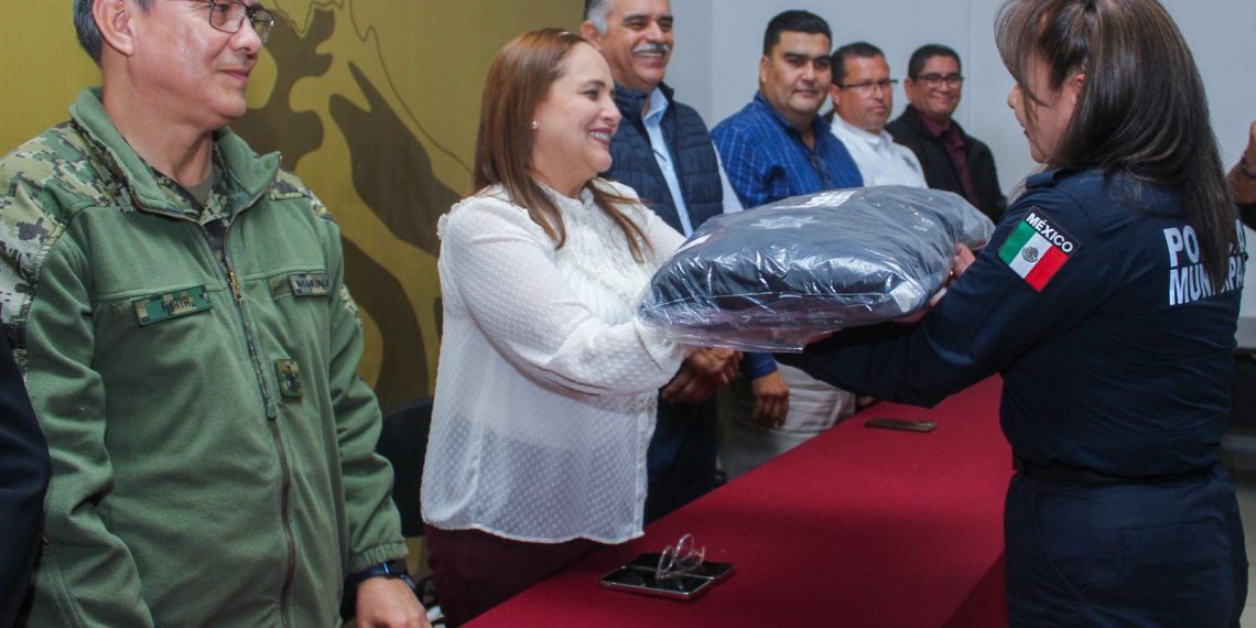 Reciben elementos de Seguridad Pública y Tránsito Municipal uniformes