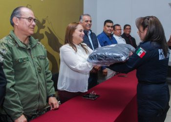 Reciben elementos de Seguridad Pública y Tránsito Municipal uniformes