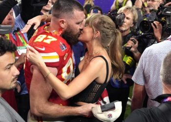 Taylor Swift celebra con Travis Kelce y amigos el triunfo de los Chiefs
