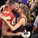 Taylor Swift celebra con Travis Kelce y amigos el triunfo de los Chiefs