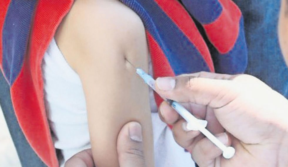 Se quedan 316 mil menores sin vacuna