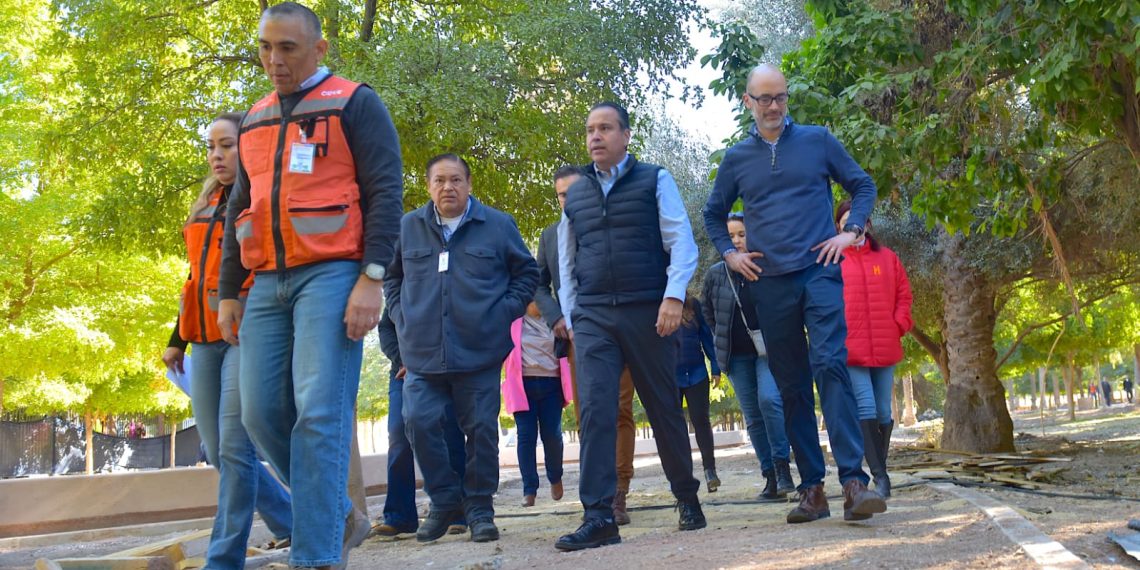 Muestra Toño Astiazarán obras en Parque Madero a alcalde de San Pedro Garza García, Nuevo León