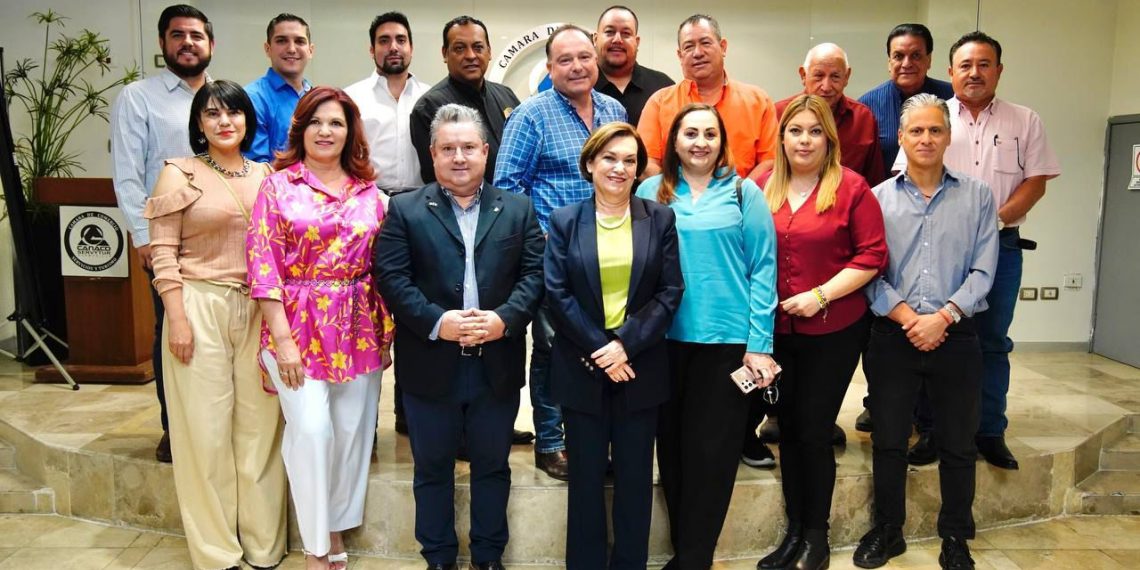 La candidata a la alcaldía de Hermosillo por MORENA, María Dolores Del Río, se reunió con dirigentes de la CANACO para conocer sus peticiones y firmar compromisos.