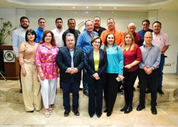 La candidata a la alcaldía de Hermosillo por MORENA, María Dolores Del Río, se reunió con dirigentes de la CANACO para conocer sus peticiones y firmar compromisos.