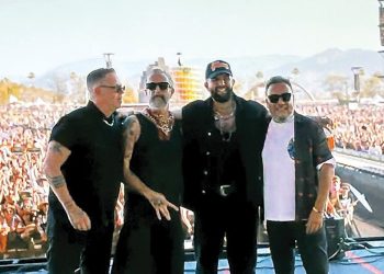 Carín León hace vibrar al Coachella con Molotov