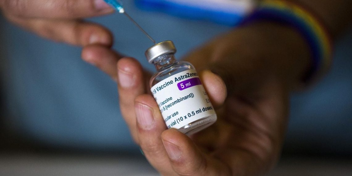 AstraZeneca admite efectos graves por la vacuna de covid
