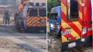 Matan a 2 paramédicos en Celaya y queman ambulancias