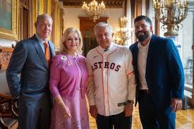 Desayuna AMLO con directivos de Astros y Rockies