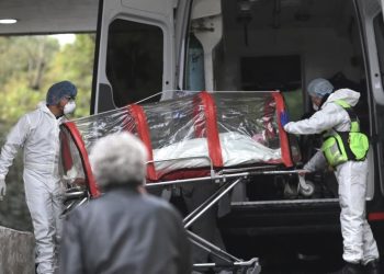 Comisión Independiente de Covid-19 atribuye 300 mil muertes en exceso a malas decisiones del gobierno