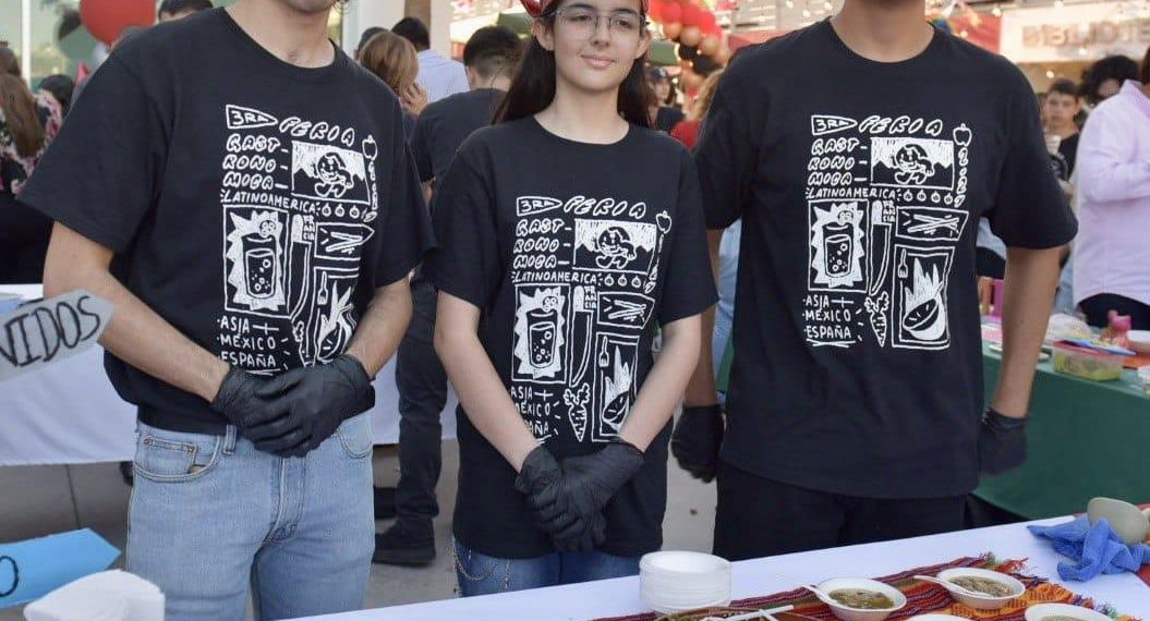 Coloca Gobierno Municipal placa de la Séptima Muestra de San Pedro en Universidad Vizcaya de las Américas