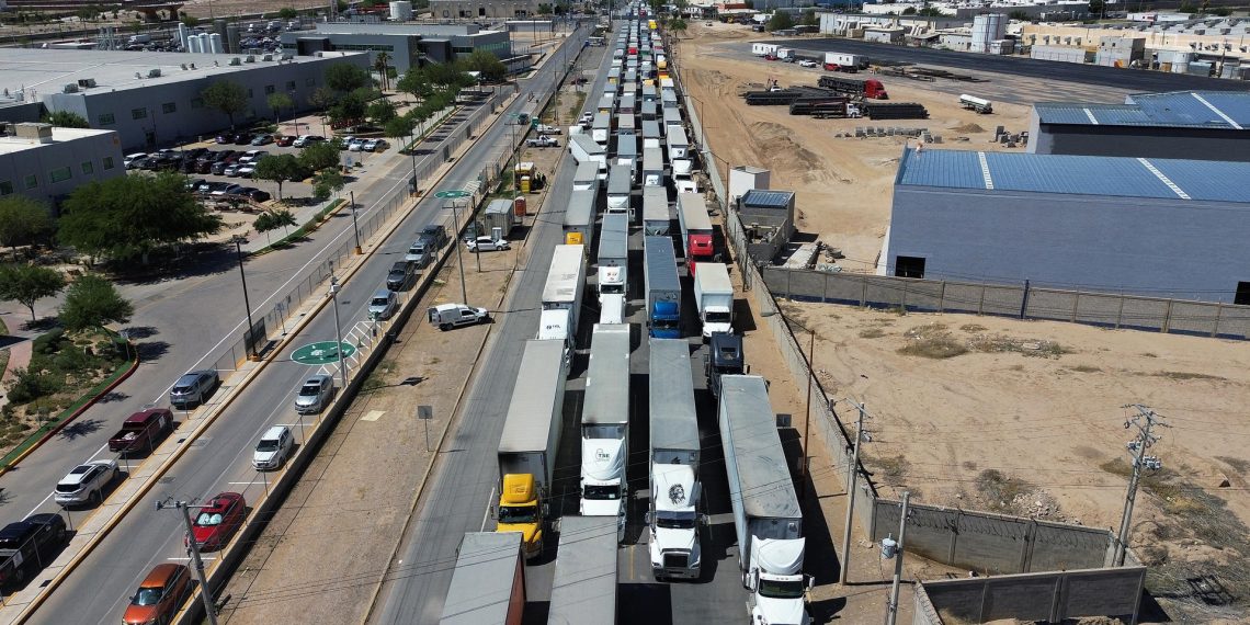 Texas vuelve a bloquear exportaciones mexicanas ante incremento en el flujo migratorio