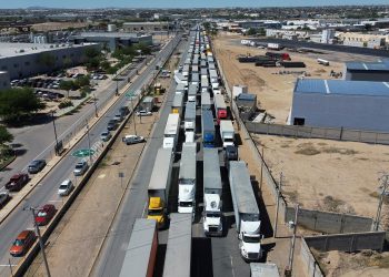 Texas vuelve a bloquear exportaciones mexicanas ante incremento en el flujo migratorio