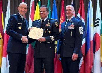 General Vallin Osuna, director de la AFAC, ingresa a Cuadro de Honor de Fuerza Aérea de EU