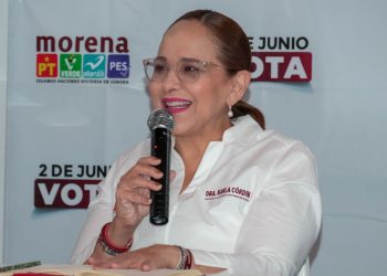 Prestadores de servicios conversan con la doctora Karla Córdova González, candidata a la alcaldía municipal.