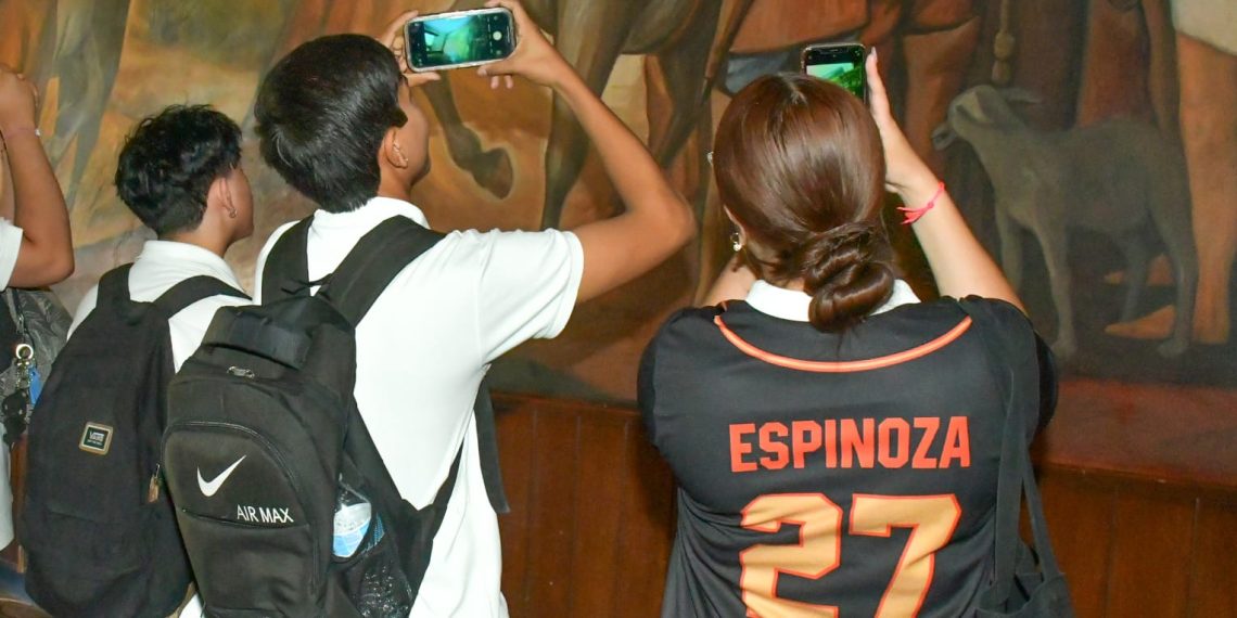 Aprecian estudiantes del COBACH murales del Palacio Municipal de Hermosillo