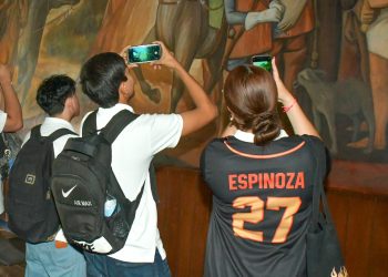 Aprecian estudiantes del COBACH murales del Palacio Municipal de Hermosillo
