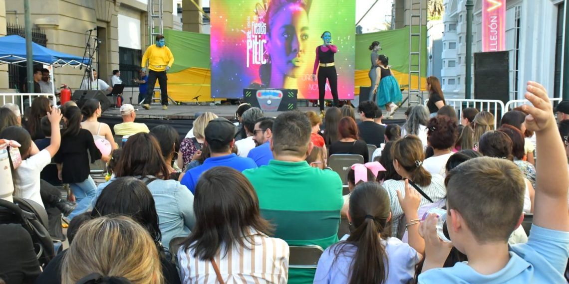 Disfrutan familias hermosillenses del teatro infantil durante Fiestas del Pitic 2024