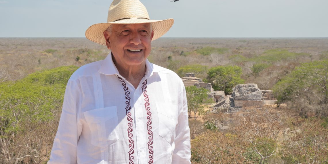 Visita AMLO zonas arqueológicas que restaura el INAH