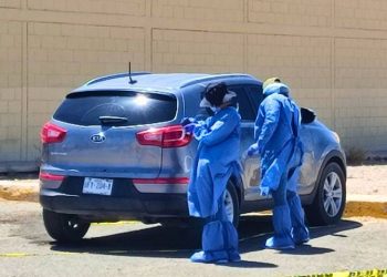 Abandonan auto baleado y con ‘cuernos de chivo’ en su interior, en Camino del Seri