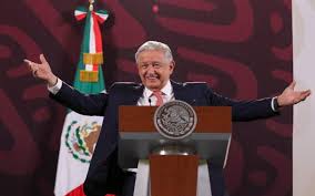 AMLO critica a “pseudo intelectuales” que actúan como “alcahuetes de la oligarquía corrupta”