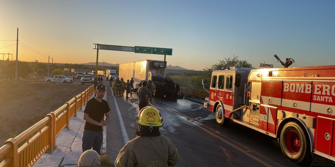 Se registra incendio de tráiler en carretera Santa Ana-Caborca