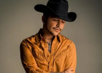 Christian Nodal abrirá una preparatoria en Sonora