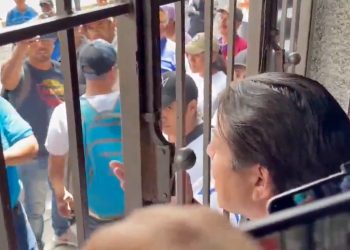 CNTE encierra a Mario Delgado en oficina de Morena