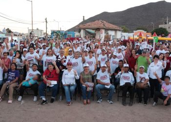 Familias de los sectores Periodista, Colinas y Niza conocen propuestas de trabajo de la doctora Karla Córdova González, candidata a la presidencia municipal.