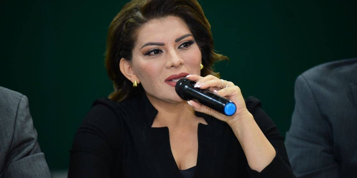 Cualquier ola rosa se desvanece en el océano guinda: Lorenia Valles