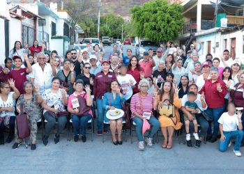 Vecinos del sector La Muralla escuchan propuestas de la doctora Karla Córdova González, candidata a la presidencia municipal