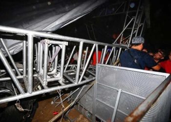 Mueren 8 tras colapso de escenario en acto de campaña en NL