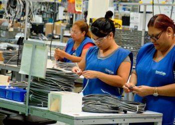 Actividad industrial se contrae en 19 estados