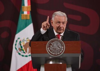 AMLO acusa que falta de médicos especialistas es por ‘política privatizadora’