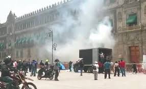 Atacan el Palacio Nacional y hieren a 26 policías