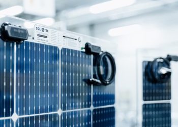 Adiós a los paneles solares: este vidrio duplica la energía y produce hidrógeno en casa