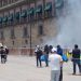 Normalistas de Ayotzinapa lanzan petardos a fachada de Palacio Nacional; 26 policías están heridos