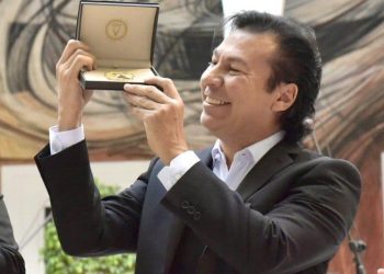 Recibe Medalla Emiliana de Zubeldía el tenor Jesús León