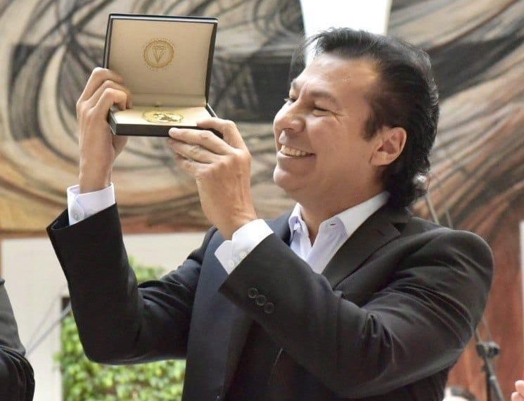 Recibe Medalla Emiliana de Zubeldía el tenor Jesús León