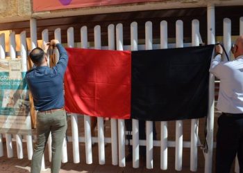 Colocan banderas rojinegras en la UES; 15 mil estudiantes se quedan sin clases