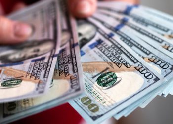 Cierra dólar en $18.39 y cae BMV 2.75%