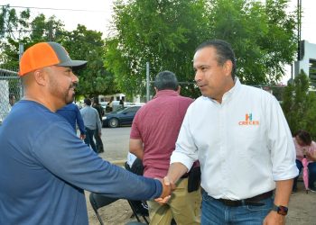 Dialoga Antonio Astiazarán con vecinos de la colonia Fovissste