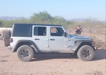 Asegura FGJES armas largas en vehículo de sujetos neutralizados en Guaymas